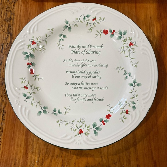 Pfaltzgraff winterberry plate new in box - Picture 1 of 8